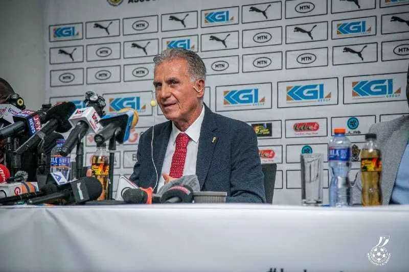 Entrenador hablando en conferencia de prensa