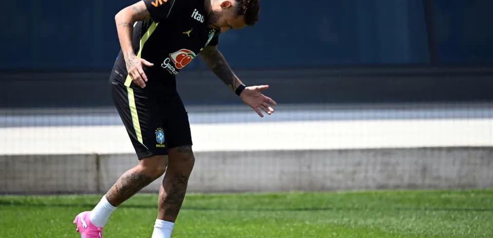 Jugador entrenando en el campo de fútbol