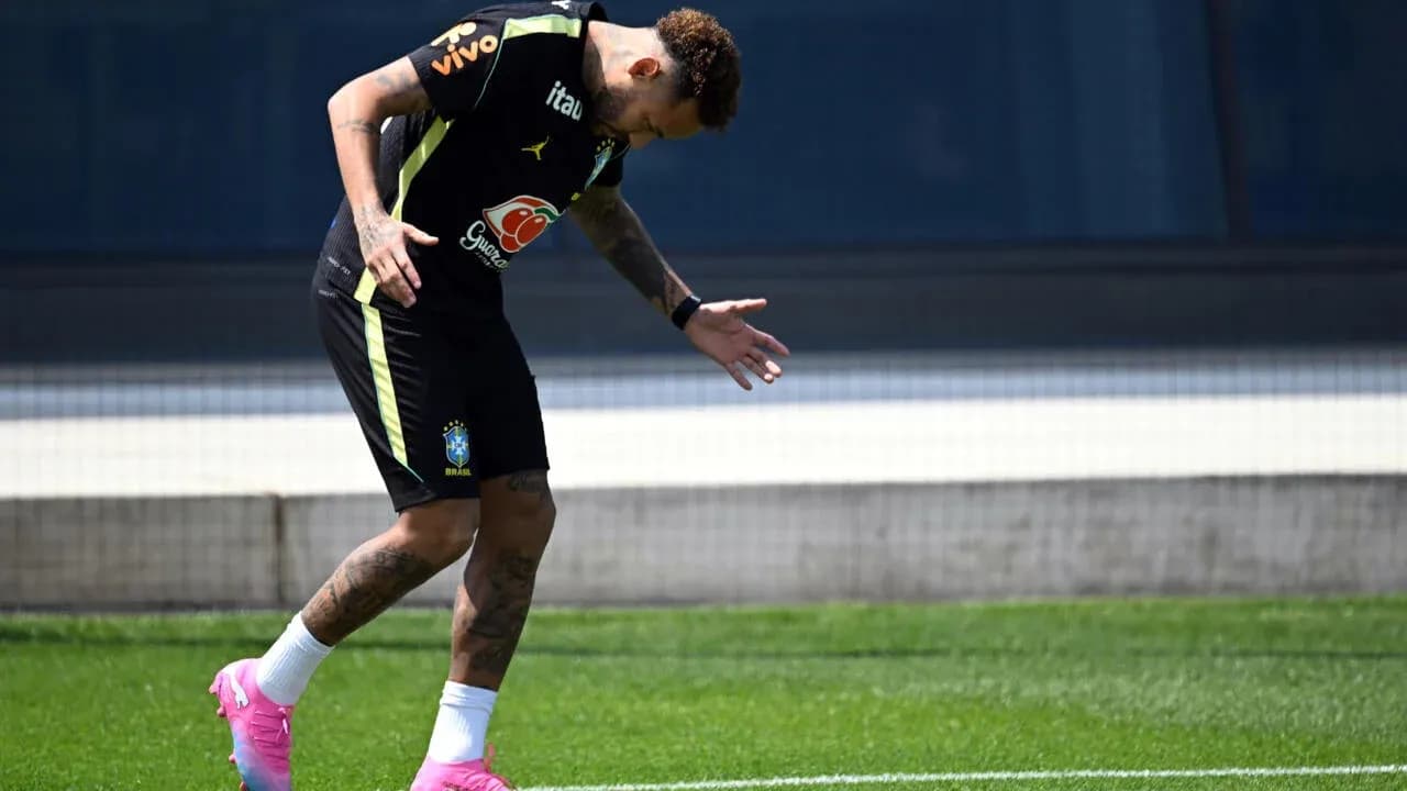 Jugador entrenando en el campo de fútbol