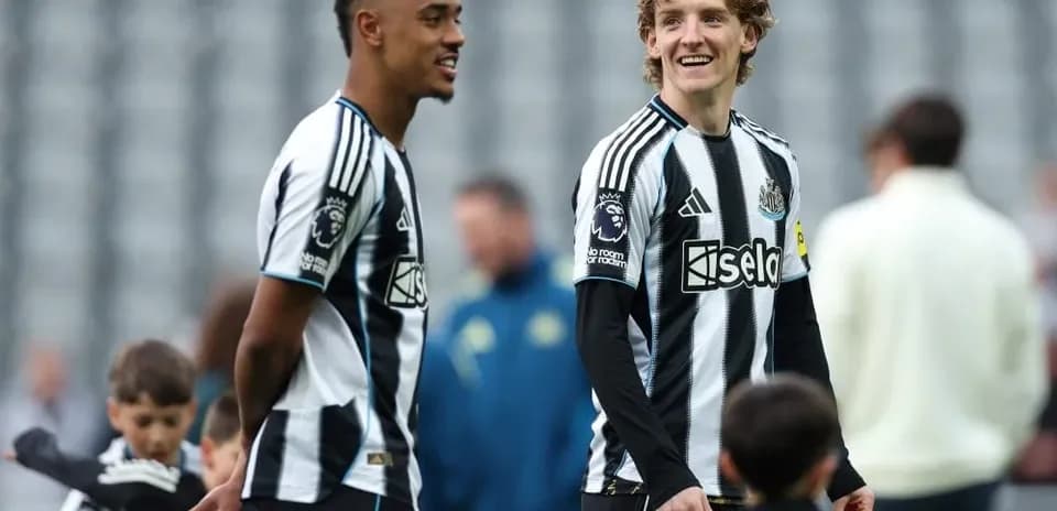 Jugadores de Newcastle riendo en el campo