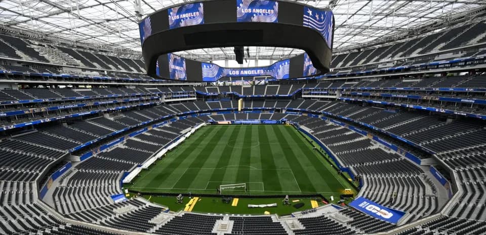 Vista del estadio con el campo de fútbol vacío