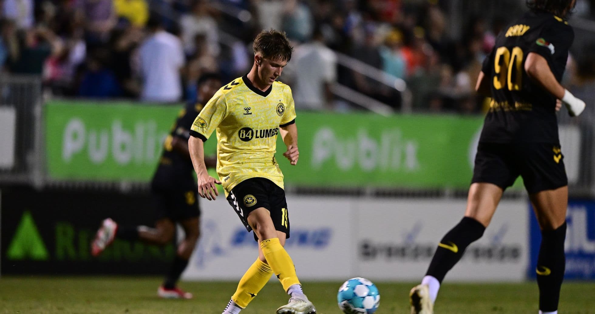 Jugador del Charleston Battery en acción durante el partido