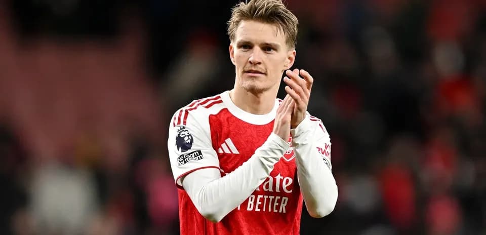 Jugador de Arsenal aplaudiendo al público