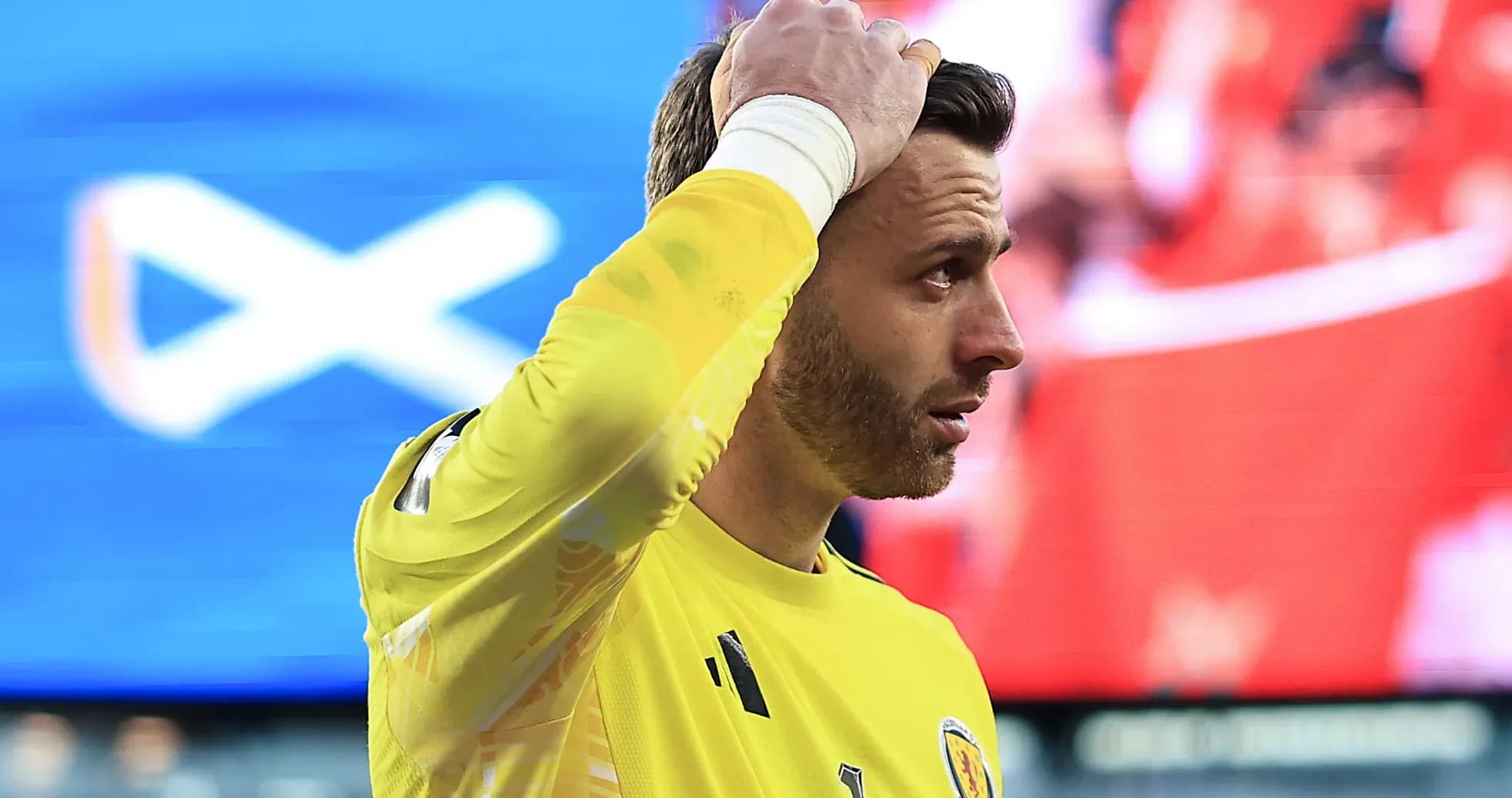 Portero con camiseta amarilla durante un partido