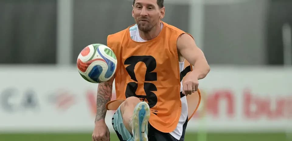 Jugador entrenando, controlando el balón en práctica