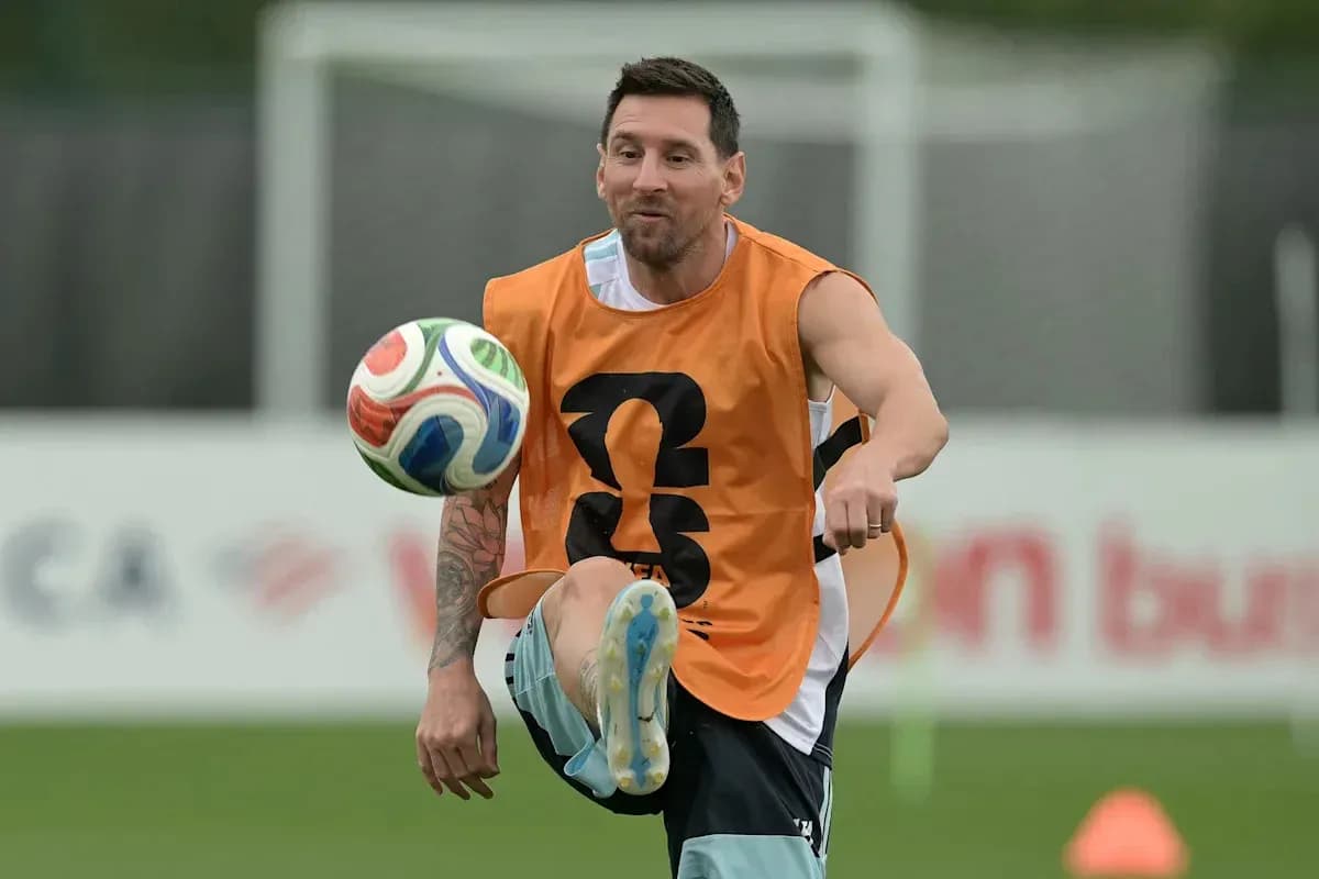 Jugador entrenando, controlando el balón en práctica