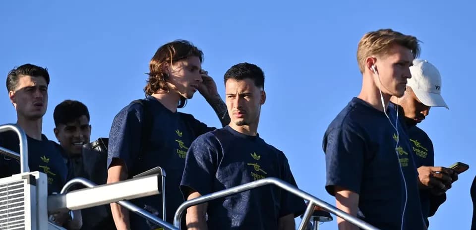 Jugadores descendiendo de un avión en la pista