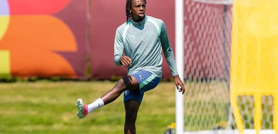 Jugador estirando en sesión de entrenamiento