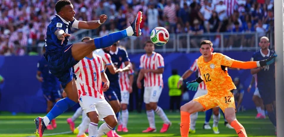 Jugador pateando el balón durante un partido de fútbol