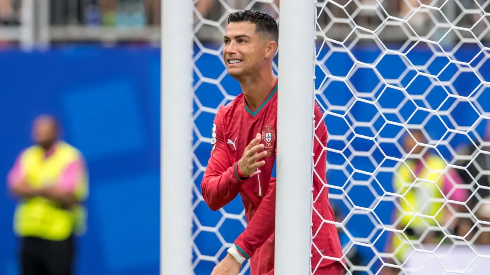 Jugador de Portugal en la portería durante el partido