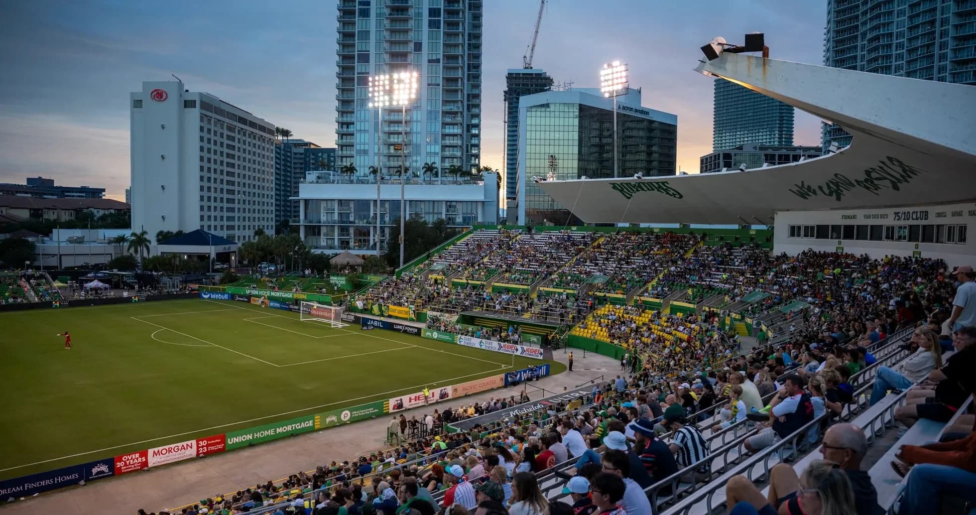 Estadio con aficionados durante el partido