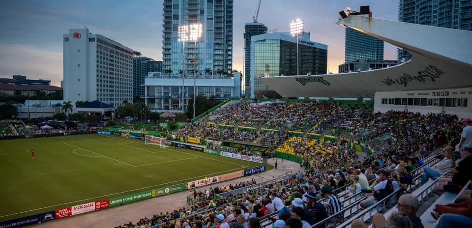 Estadio con aficionados durante el partido