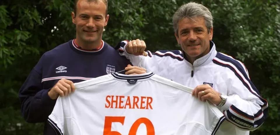 Jugador sosteniendo camiseta con nombre Shearer y número 50