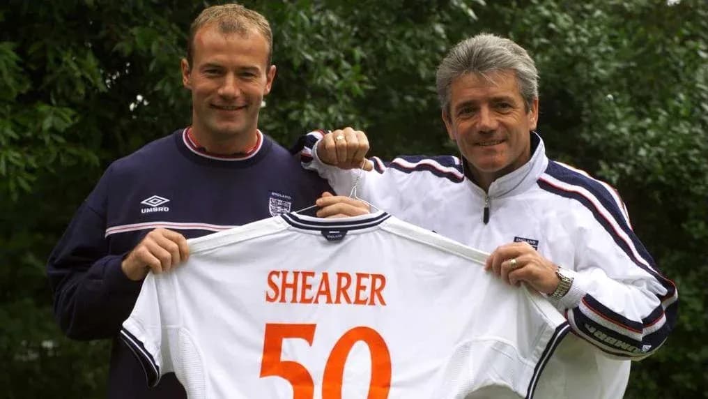 Jugador sosteniendo camiseta con nombre Shearer y número 50