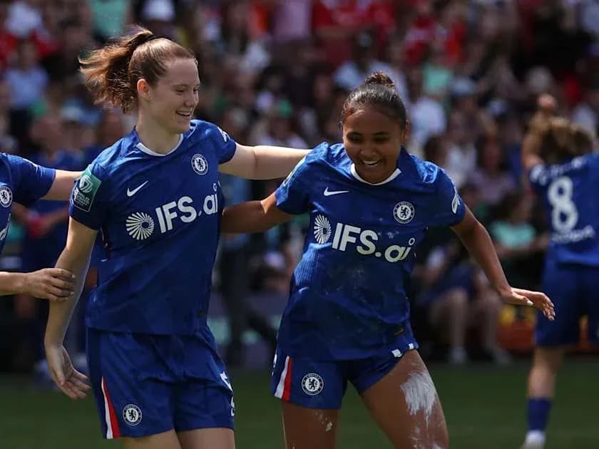 Jugadoras del Chelsea celebrando un gol en partido