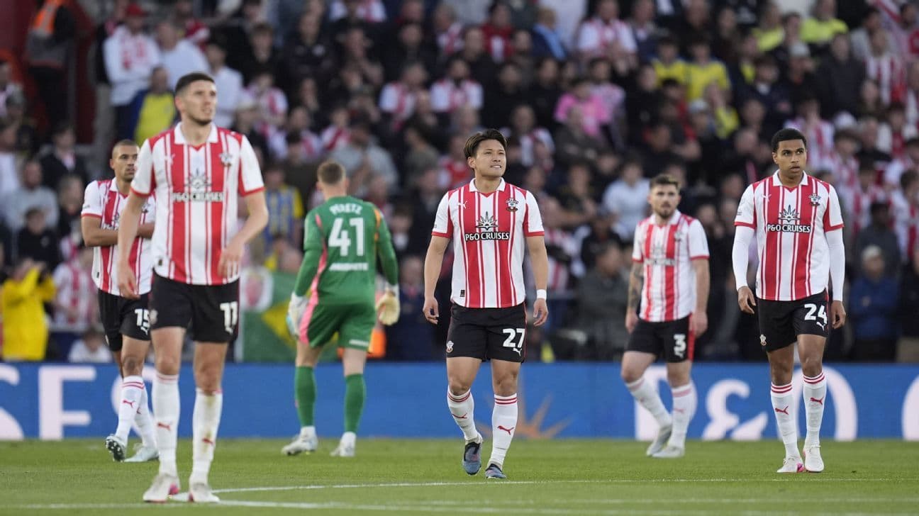 Jugadores de Southampton en el campo tras un partido