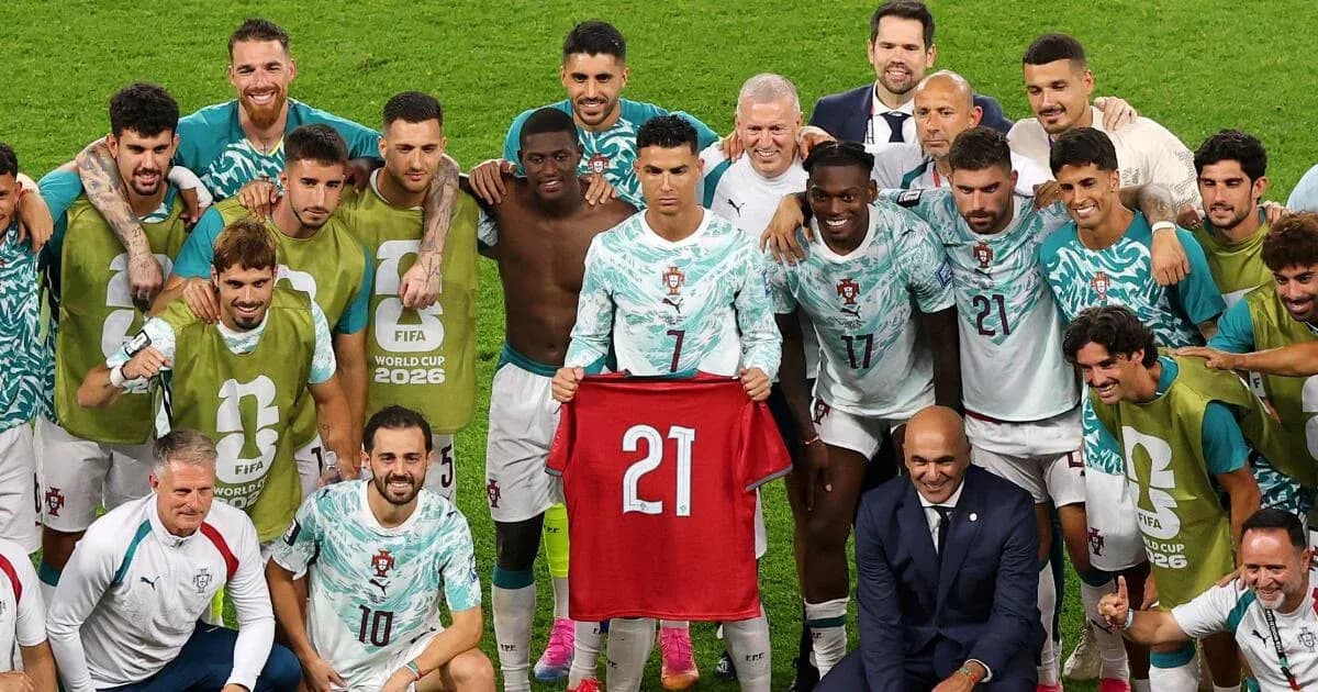 Equipo de Portugal posando con camiseta número 21