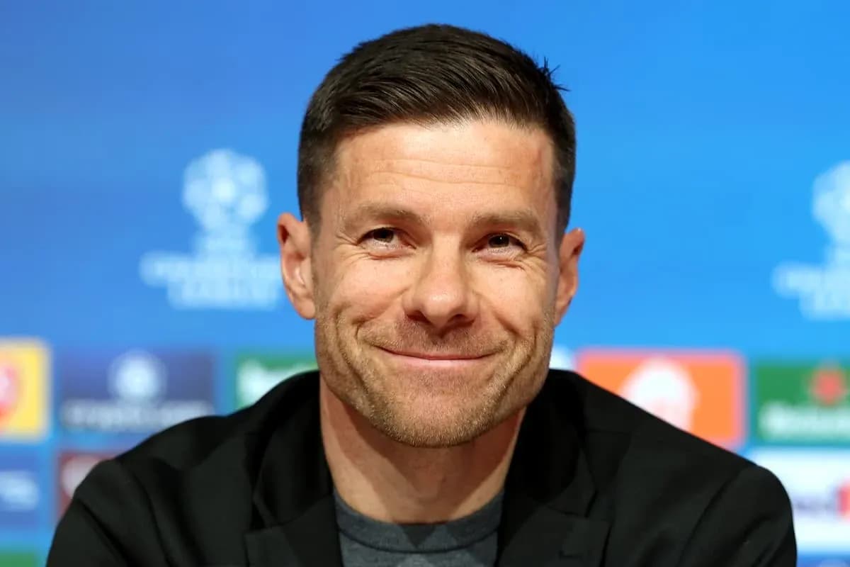 Entrenador sonriendo en rueda de prensa