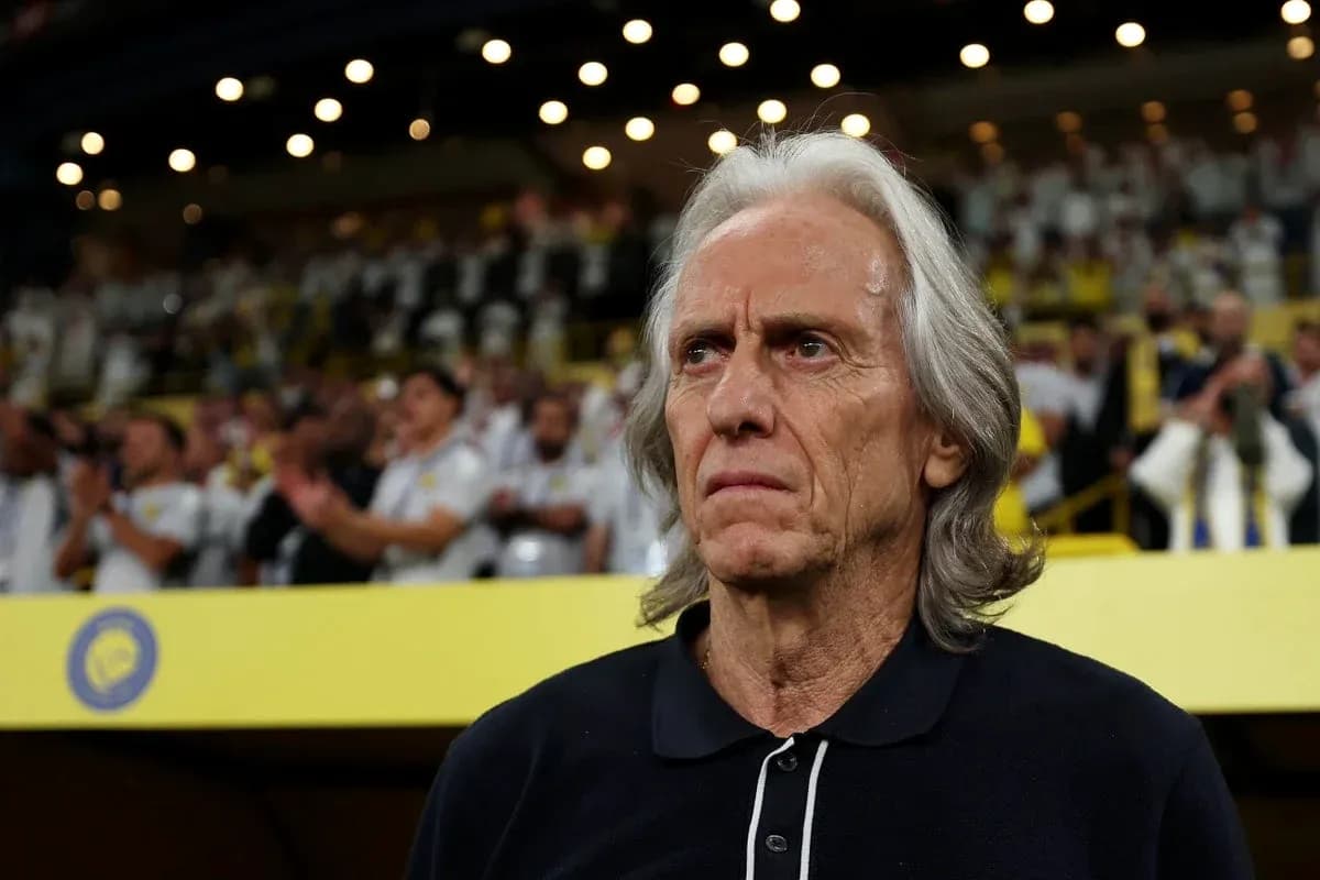 Entrenador observando desde la línea de banda