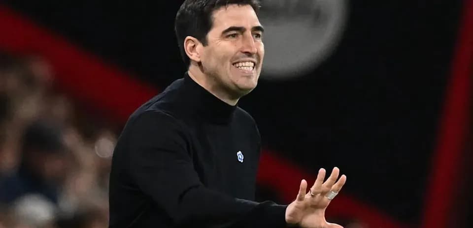 Entrenador dirigiendo al equipo desde la línea de banda