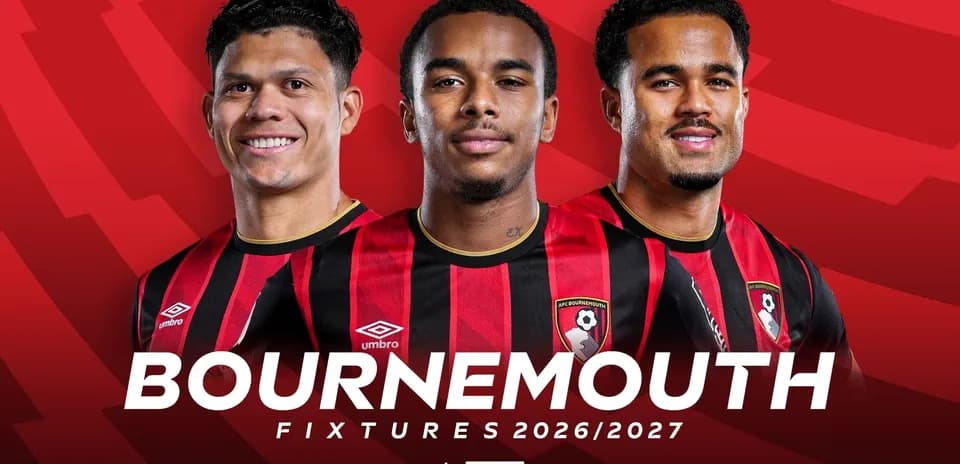 Tres jugadores de Bournemouth con camiseta roja y negra