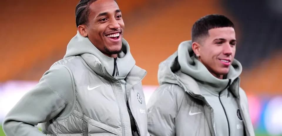 Dos jugadores sonriendo en el calentamiento previo