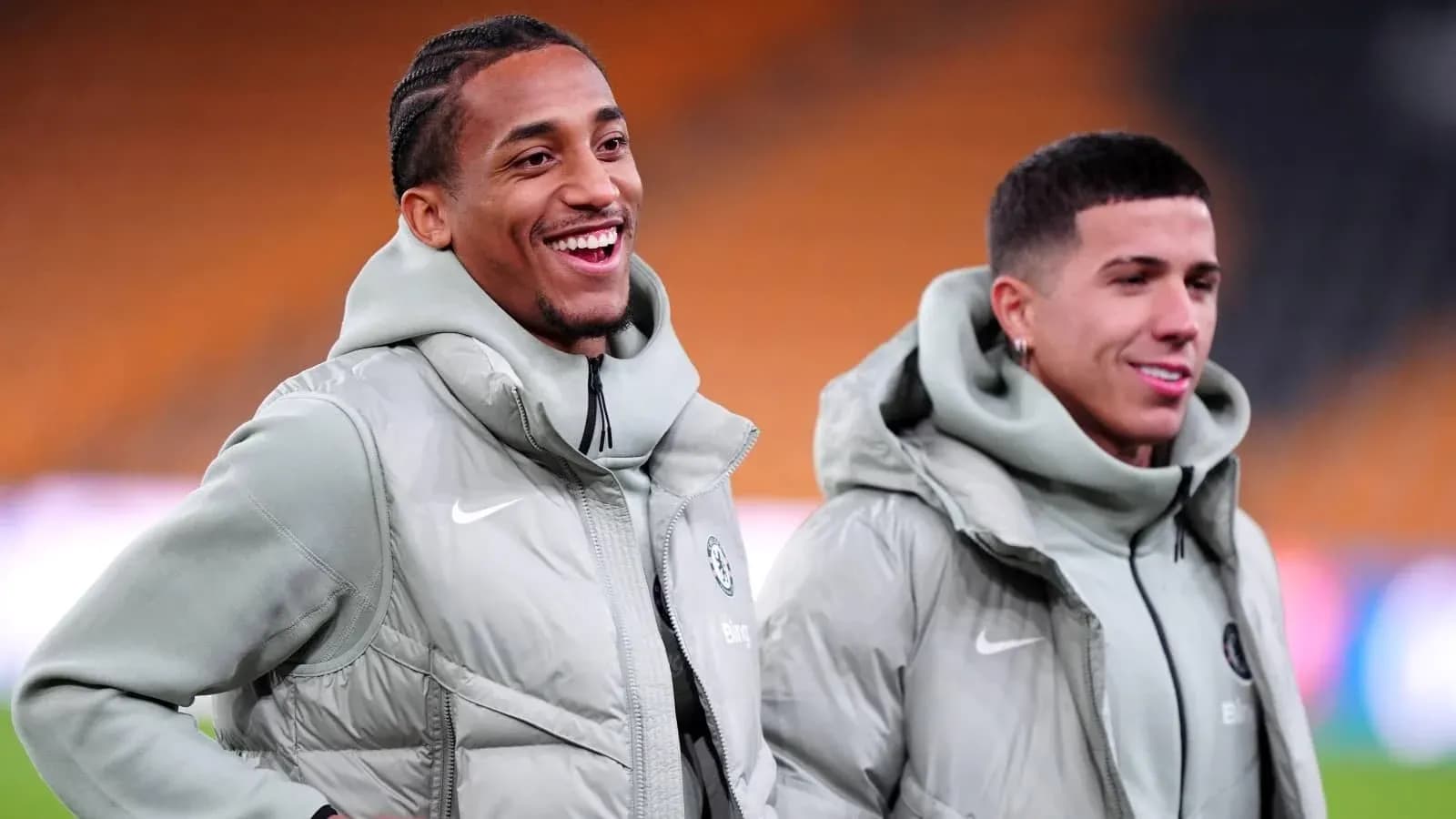 Dos jugadores sonriendo en el calentamiento previo