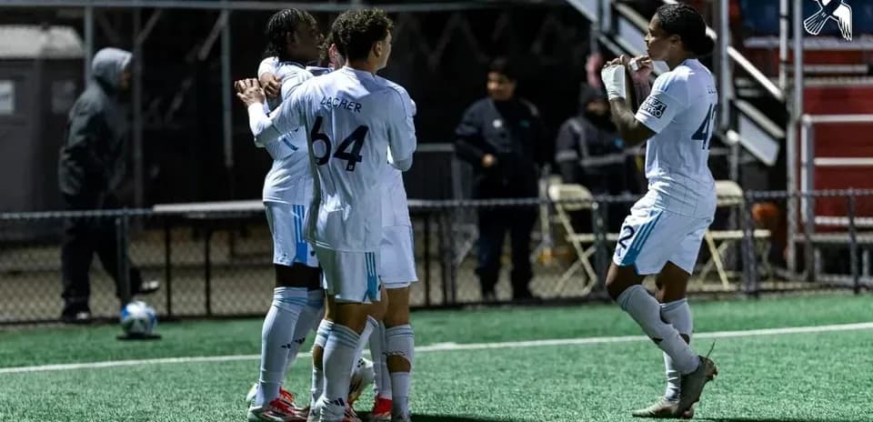 Jugadores celebrando un gol durante el partido