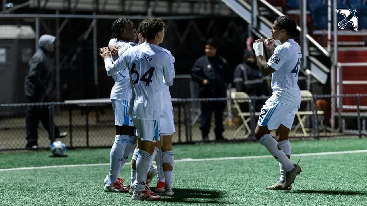 Jugadores celebrando un gol durante el partido