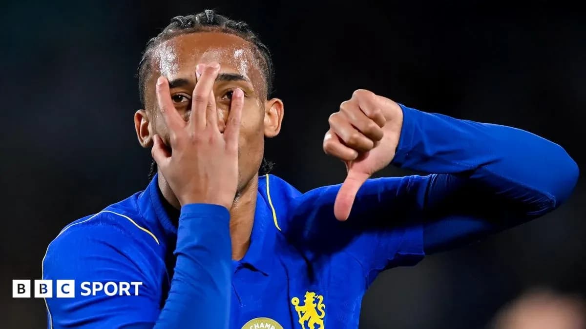 Jugador mostrando el número cinco con la mano