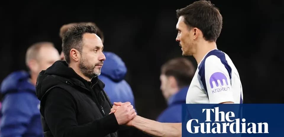 Entrenador y jugador saludándose al final del partido