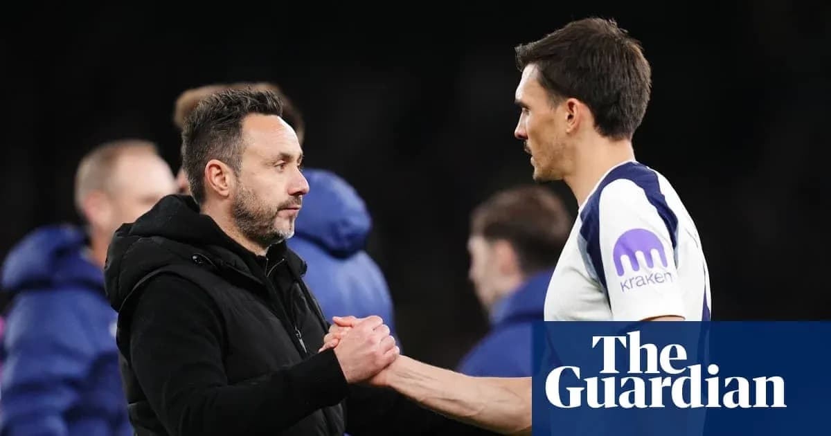 Entrenador y jugador saludándose al final del partido