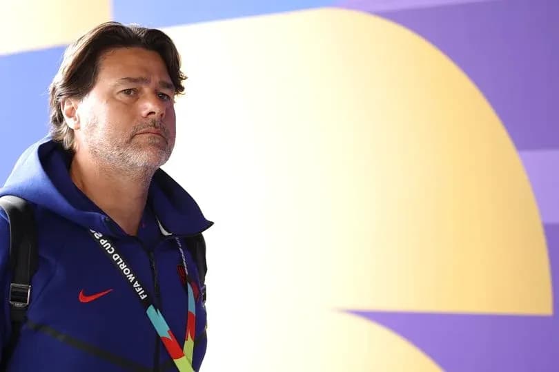 Entrenador caminando en zona de prensa
