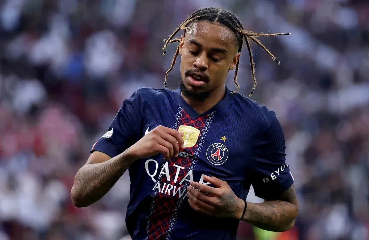 Jugador del PSG con medalla en el pecho