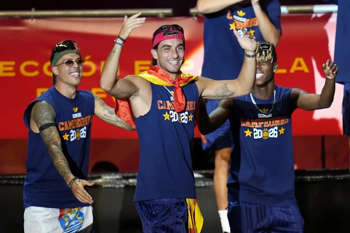 Jugadores celebrando con medallas y banderas