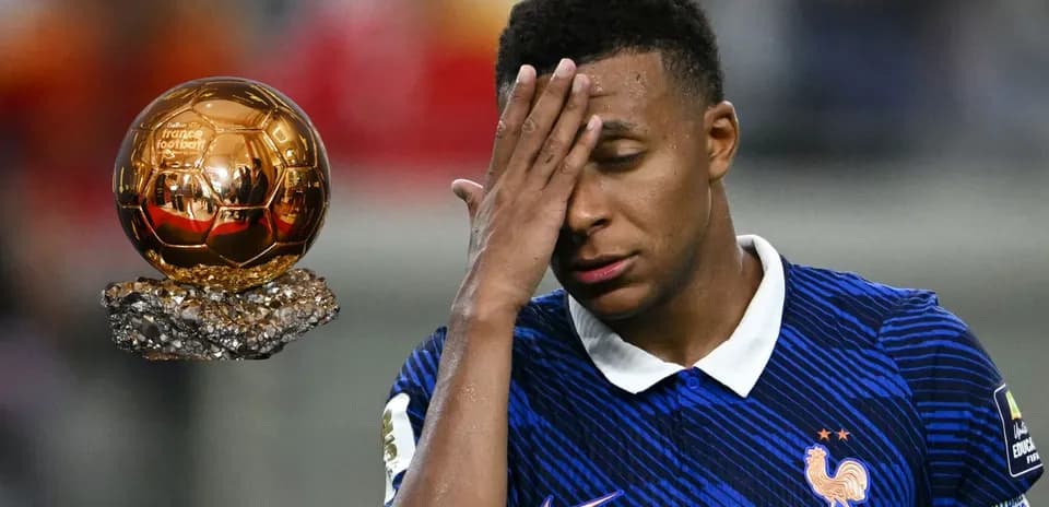 Jugador con camiseta de Francia junto al Balón de Oro