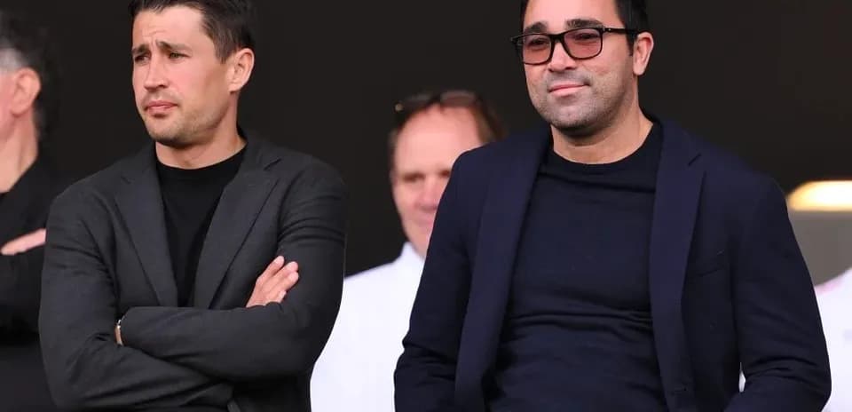 Dos hombres en un evento deportivo observando