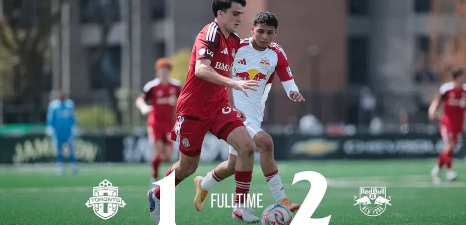Jugador de Toronto II y New York RB II en acción