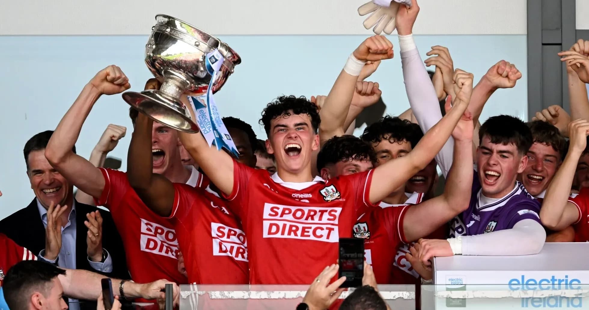 Jugadores celebrando con el trofeo en la premiación