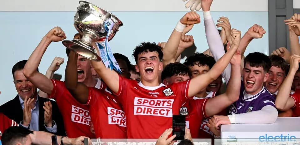 Jugadores celebrando con el trofeo en la premiación