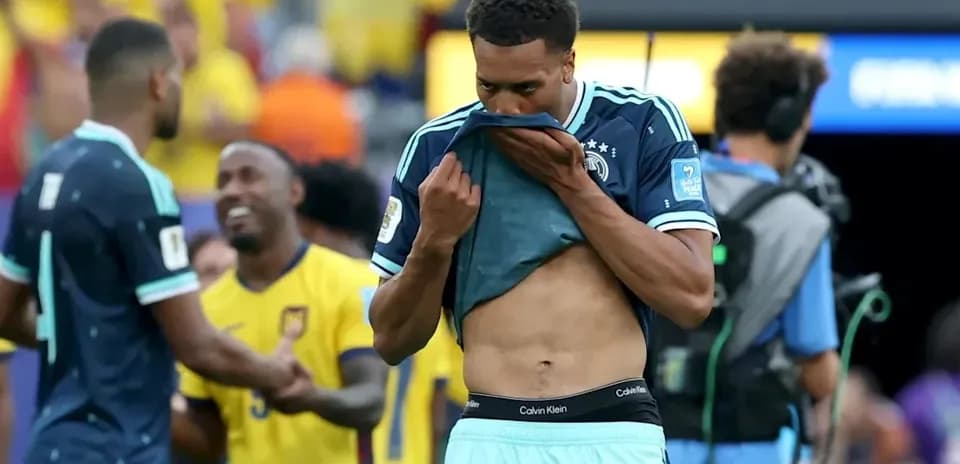 Jugador de Alemania se quita la camiseta tras partido