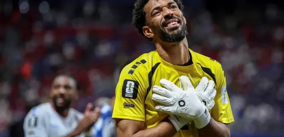 Portero celebrando con guantes tras partido