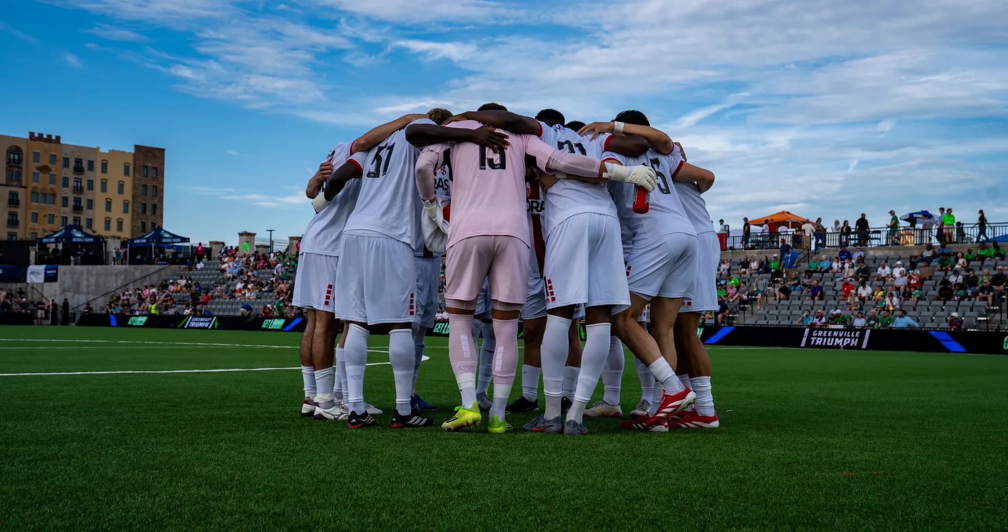 Equipo en círculo antes del partido
