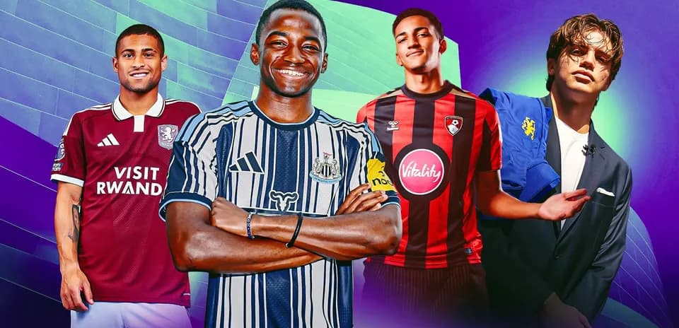 Cuatro futbolistas posando con camisetas de clubes