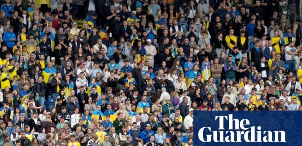 Aficionados animando en un estadio durante un partido