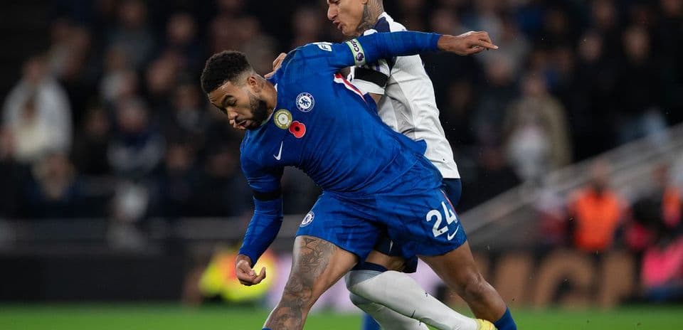 Jugador de Chelsea compitiendo con jugador de Tottenham