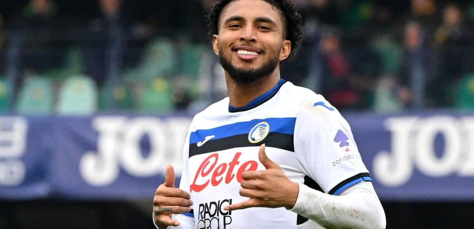 Jugador sonriente haciendo gesto de aprobación en el campo