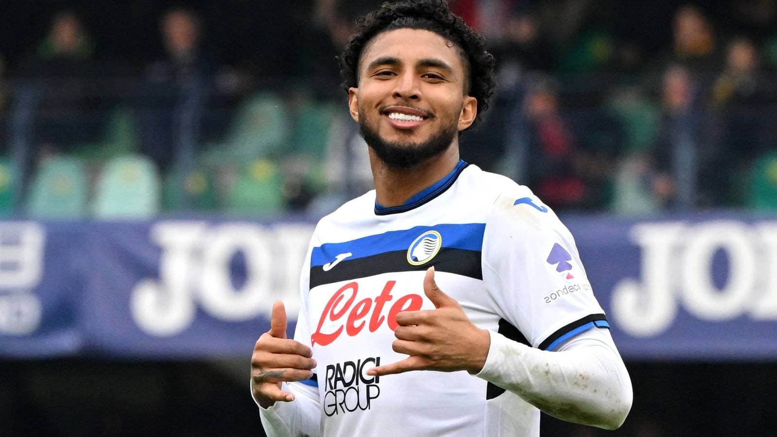 Jugador sonriente haciendo gesto de aprobación en el campo