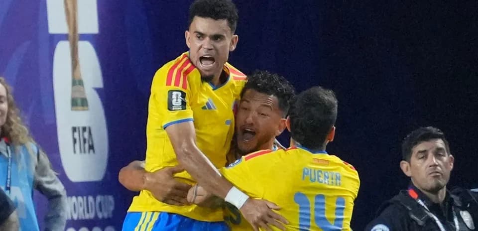 Jugadores celebrando un gol en el partido
