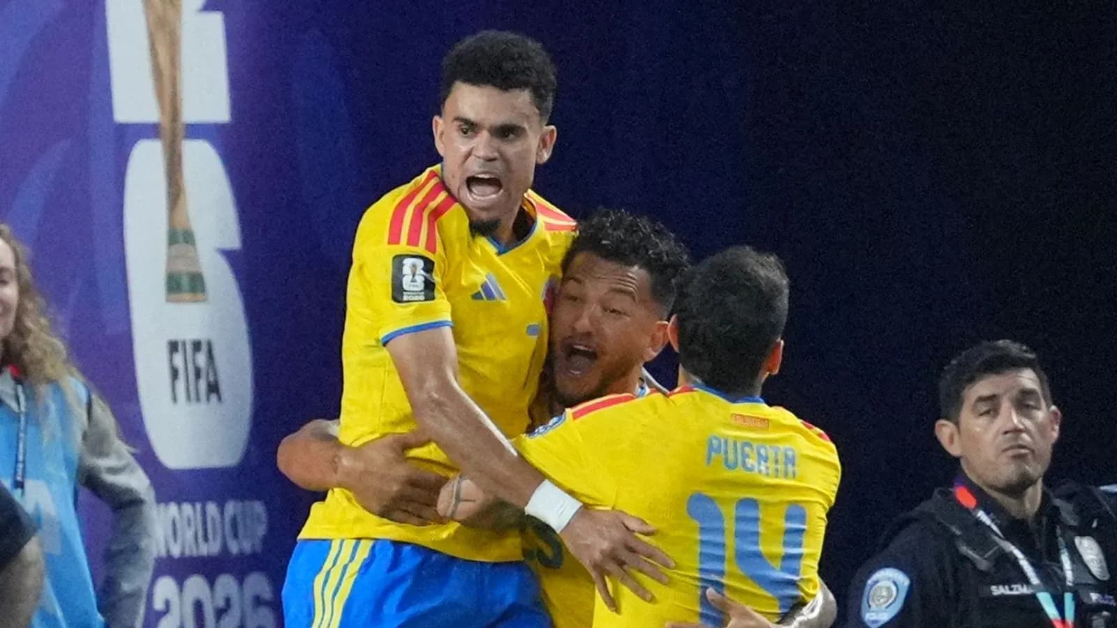 Jugadores celebrando un gol en el partido